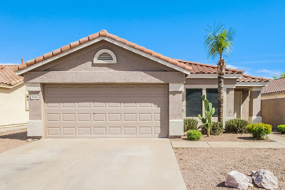 3 bed, 2.0 bath, 1400 sqft, $2,120 — Photo 1