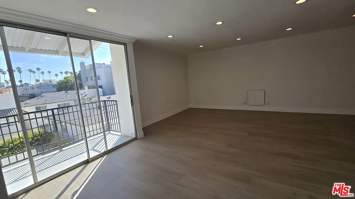 Photo 2 of 9 - 827 2nd St #307 - Santa Monica, CA Building Photo - 827 2nd St #307