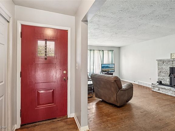 4th image of 845 N Lake St