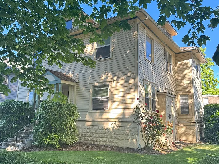 205 NW 11th St — Photo 2