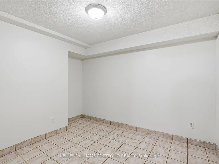 73 Jessica Gdns — Photo 42