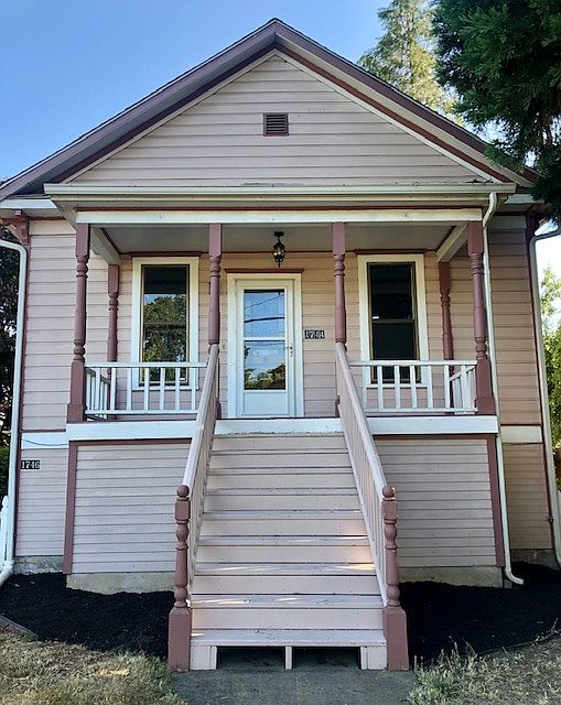 Front entry to upper unit. 