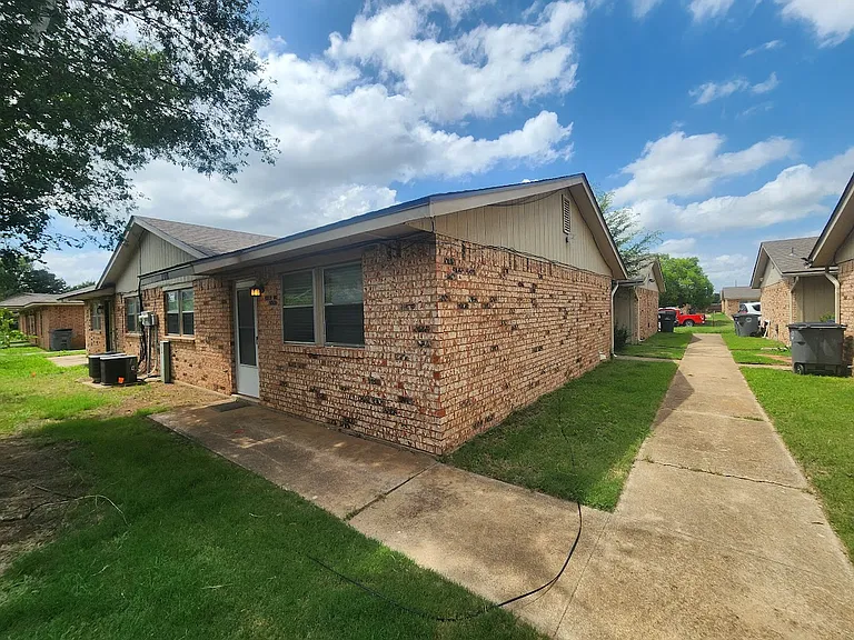7938 NW Crossland Cir — Photo 2