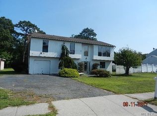 23 Bella Casa Ln, Central Islip, NY 11722