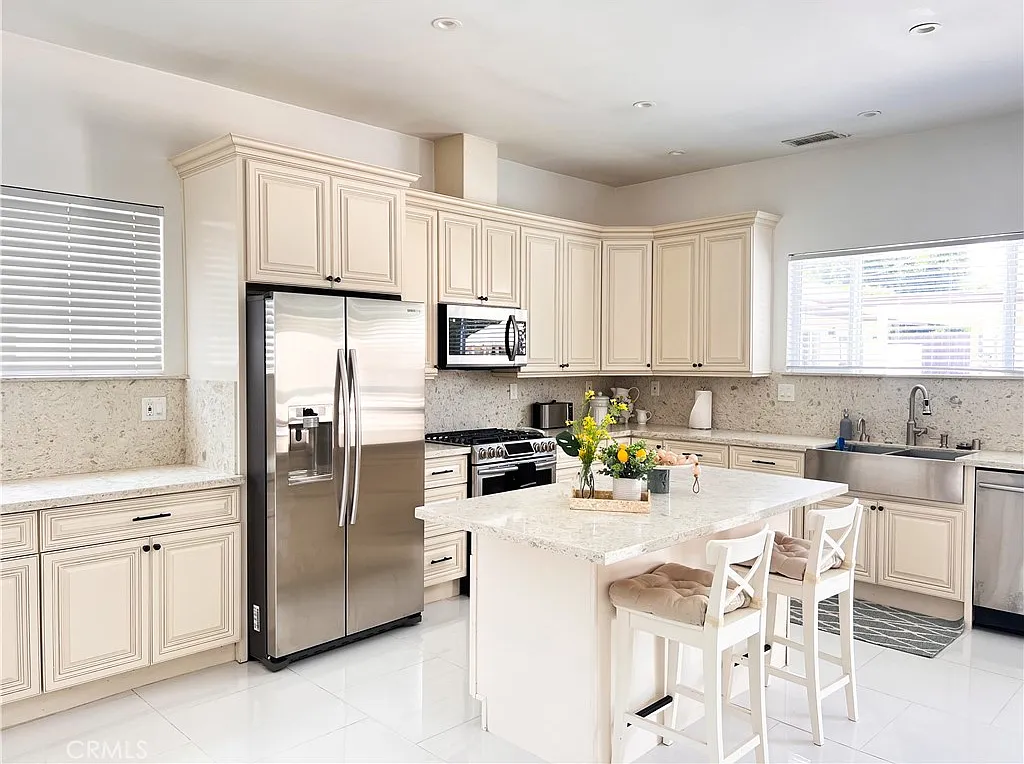 4 bed, 3000 sqft, $11,000 — Photo 3