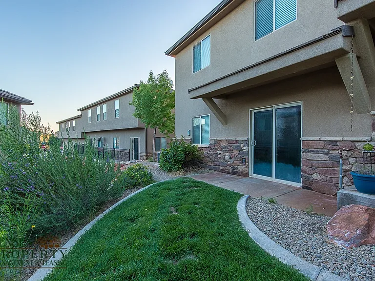 370 W Buena Vis #101 — Photo 18