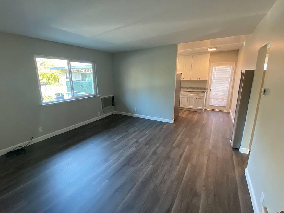 1st image of 921 Ravenscourt Ave
