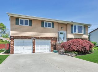 15 Columbine Ave, Islip, NY 11751