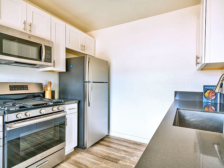 570 N Los Robles Ave — Photo 18