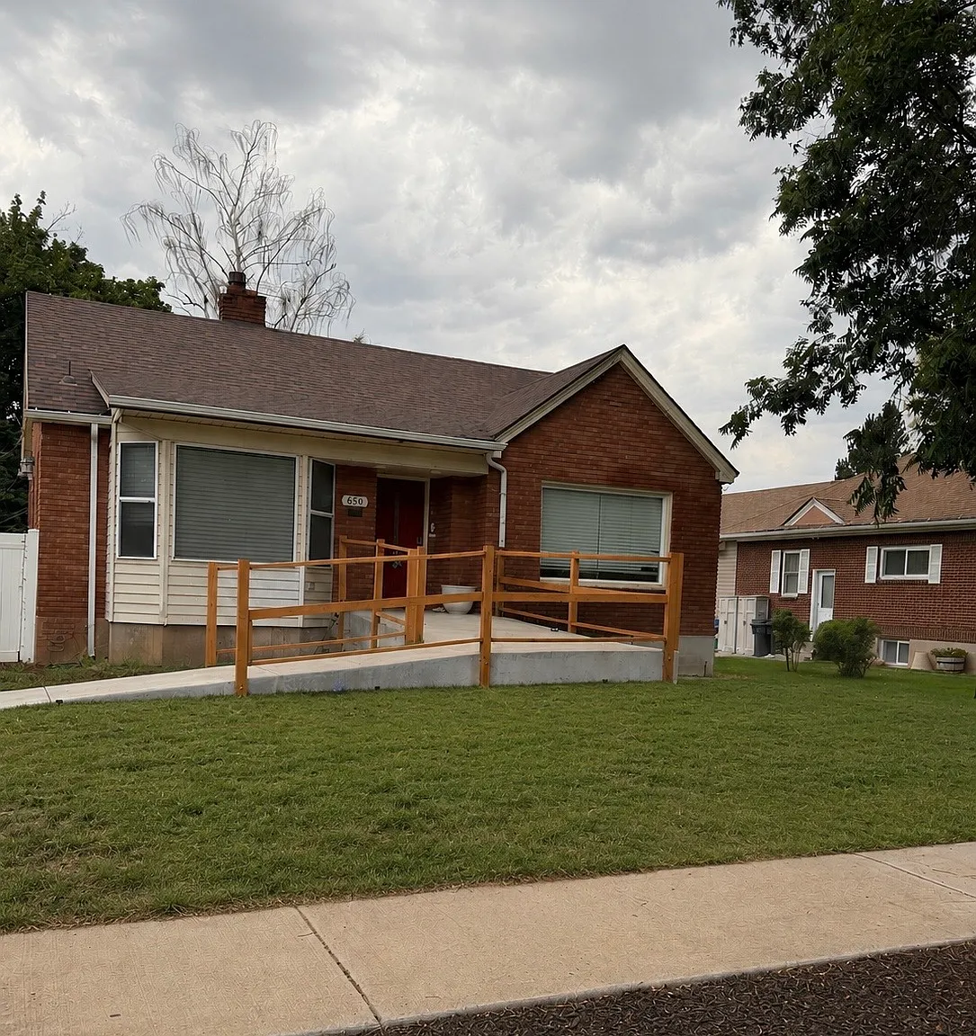 4 bed, 2500 sqft, $2,400 — Photo 1