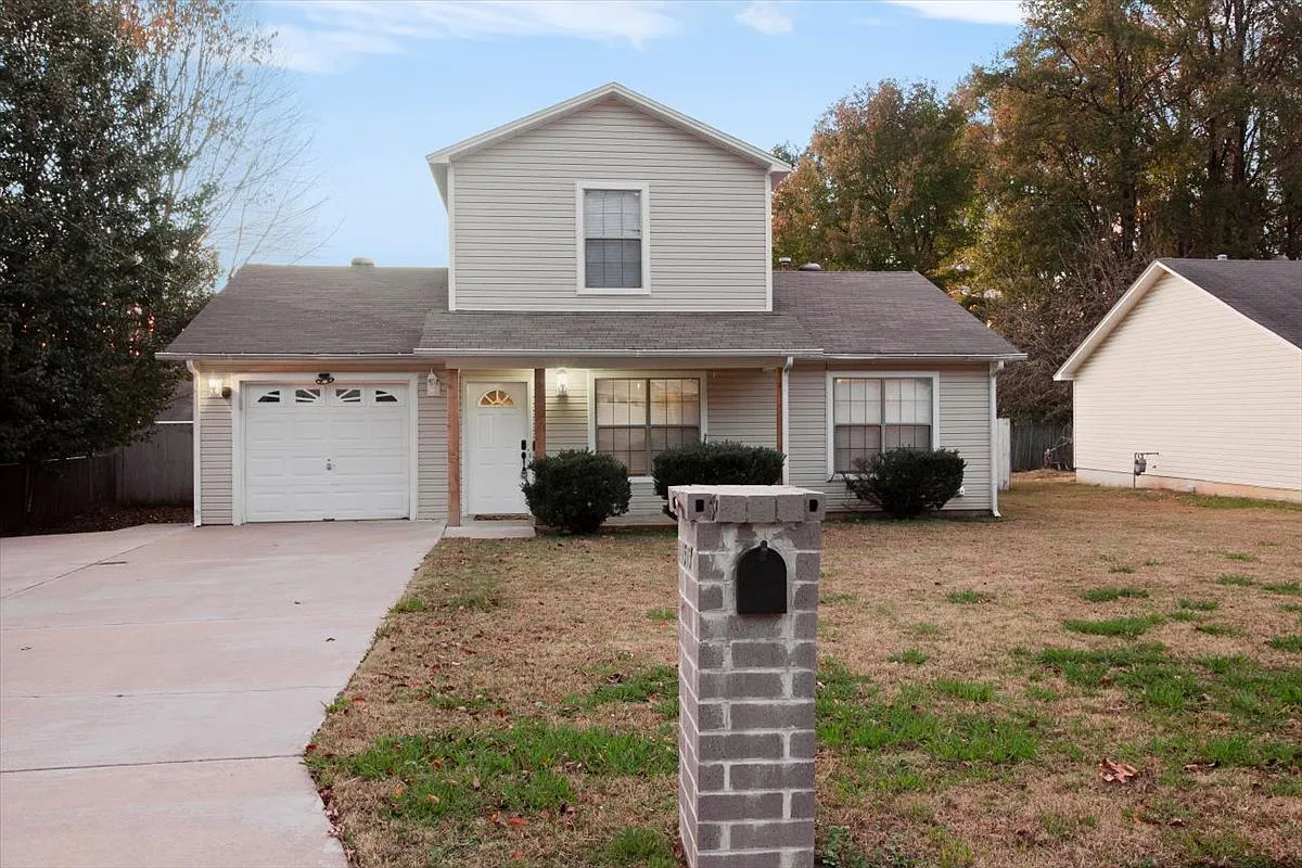 3 bed, 1388 sqft, $1,425 — Photo 1