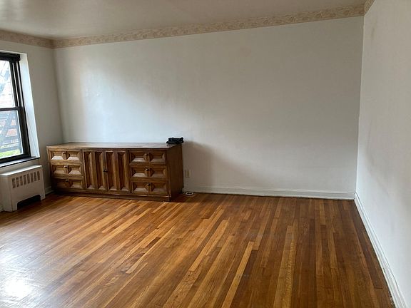 2nd image of 165 Vroom St