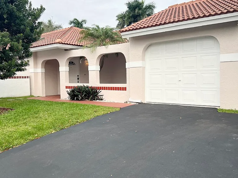 1285 Seagrape Cir — Photo 1