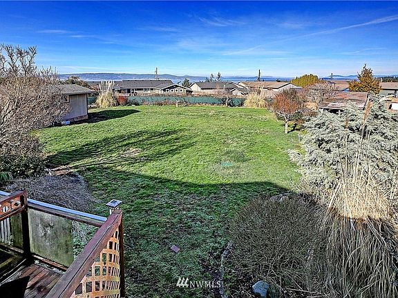 2nd image of 1083 Vista Del Monte St