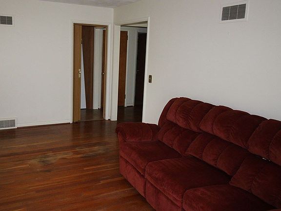 3rd image of 123 E Bennett Cir