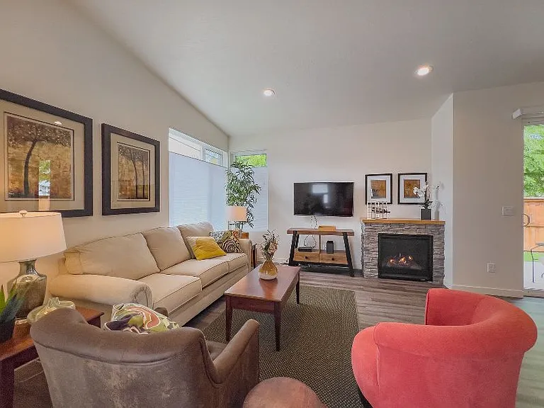 595 Silver Ln — Photo 11