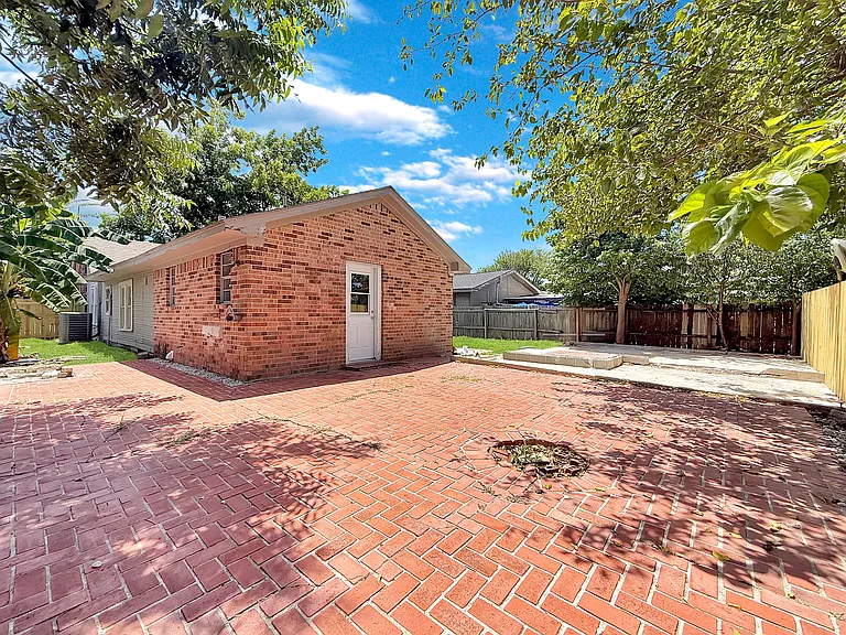 304 Stimpson St — Photo 15