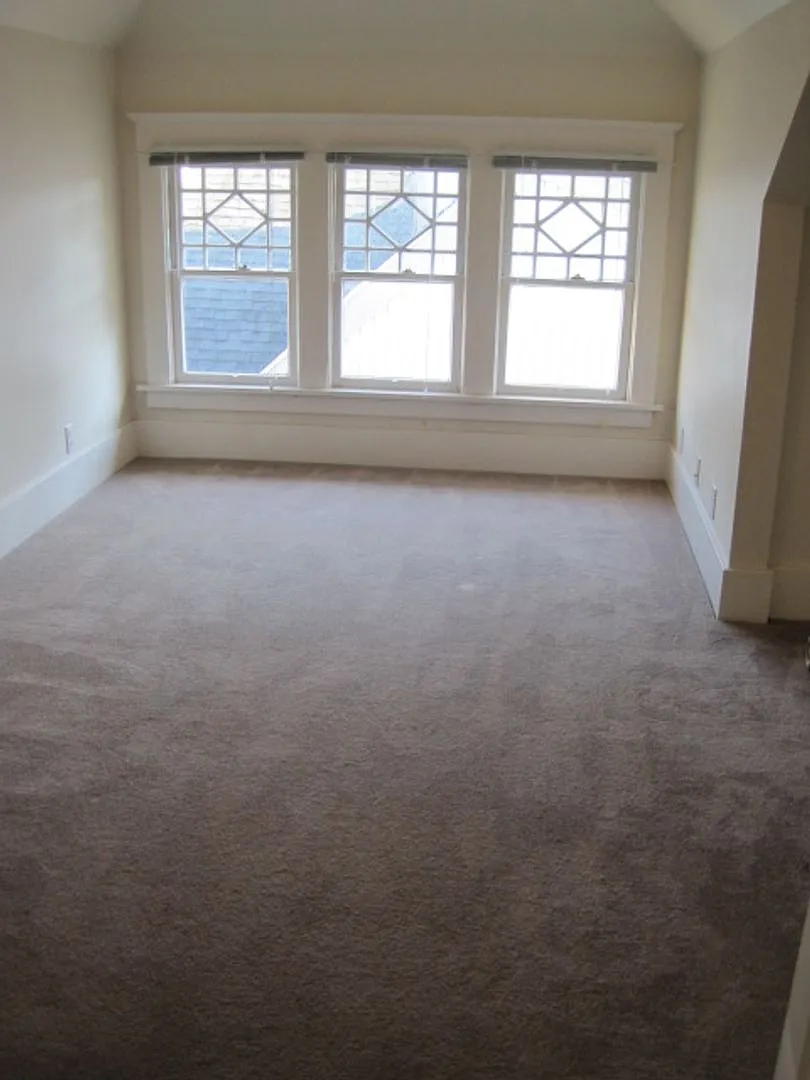 Large Top Floor Room, Weekly Cleaning Service (common areas), Fully Equipped Kitchen, 3 Minute Wa... — Photo 2