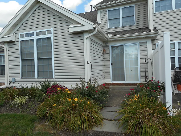 527 Oak Hill Ln — Photo 2