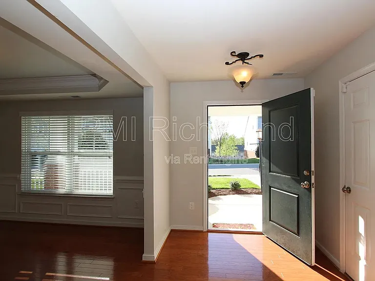 637 Abbey Village Cir — Photo 3