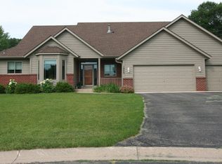 1929 Bluff View Ct, Chanhassen, MN 55317