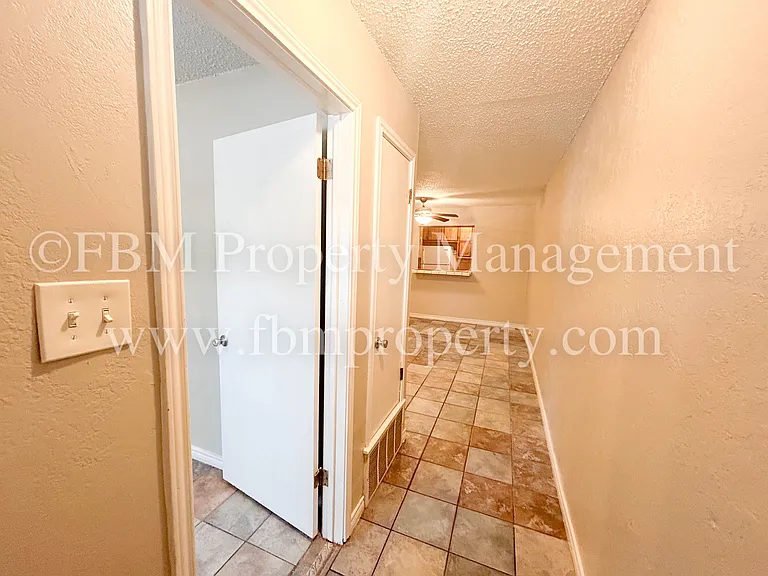 2539 W Sycamore Ave — Photo 2