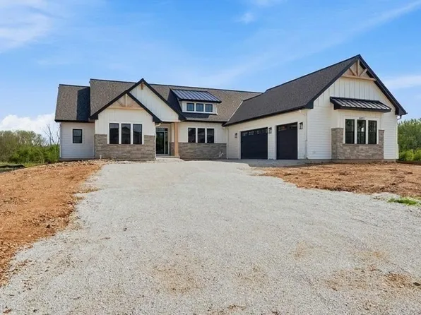 9401 W Huntington DRIVE, Mequon, WI 53097