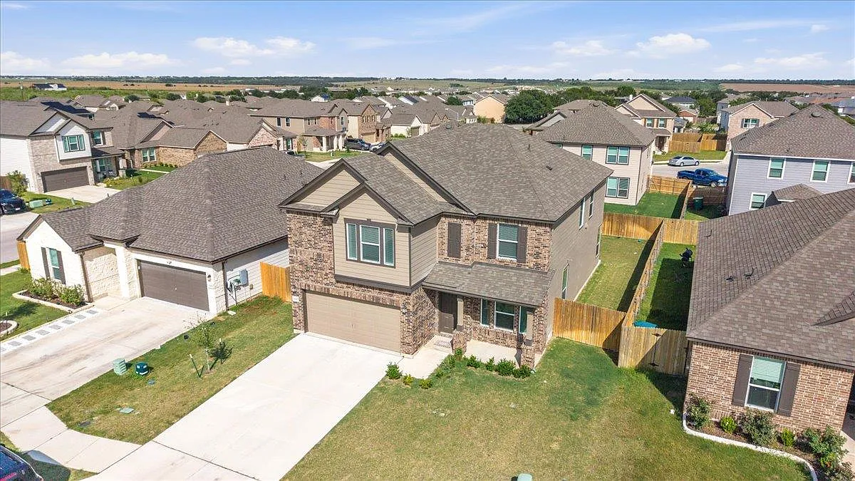 4 bed, 2.5 bath, 2891 sqft, $2,695 — Photo 3