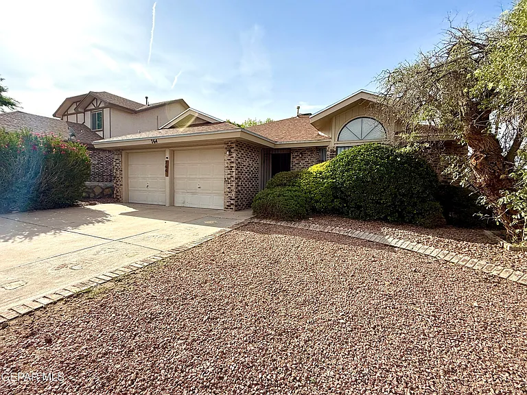 764 Colchester Dr — Photo 2