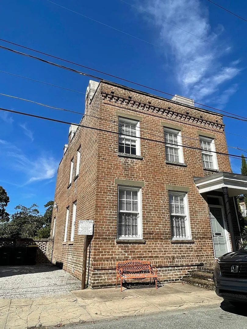 Move in Ready Duplex Close to Forsyth Park — Photo 1
