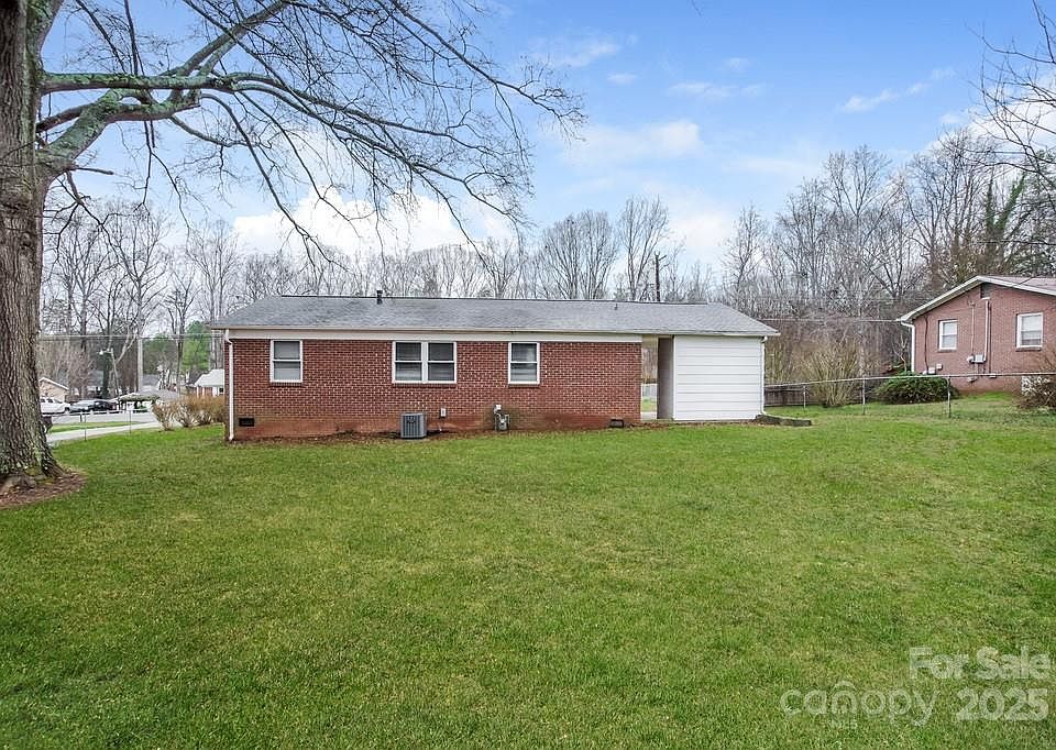 2nd image of 2635 Skyland Dr