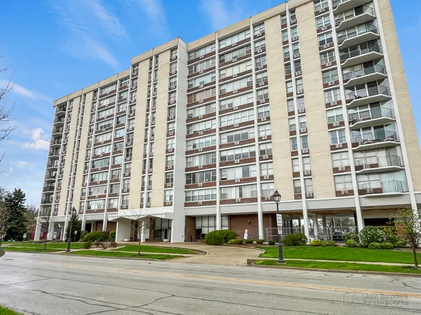 33 N Main St APT 4L, Lombard, IL 60148