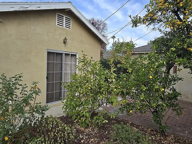 6212 Zelzah Ave — Photo 3