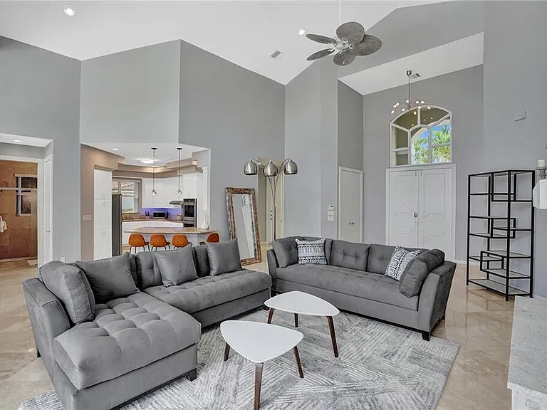 1033 Brooks Ln — Photo 3