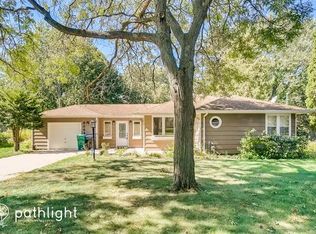 3041 Woodbridge St, Roseville, MN 55113