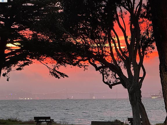 4th image of 611 Harbor Rd