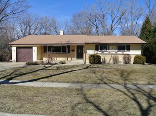 858 E Morris Dr, Palatine, IL 60074