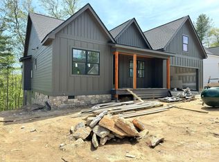190 Byron Forest Ln, Horse Shoe, NC 28742