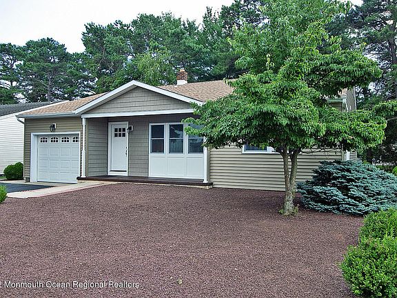 3rd image of 36 Westport Dr