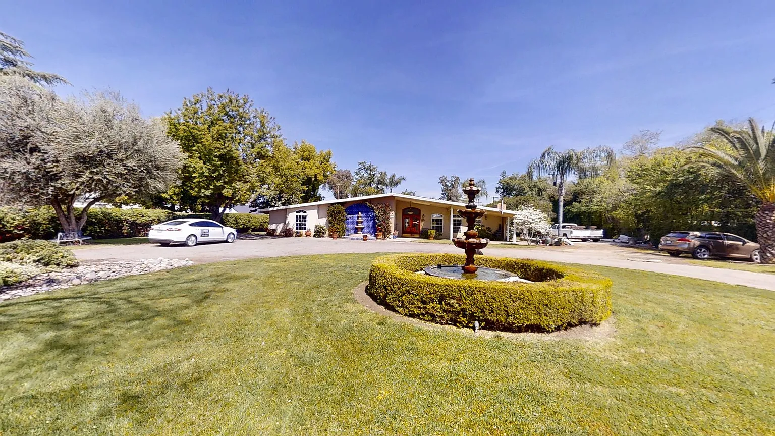 5735 E Butler Ave photo 1