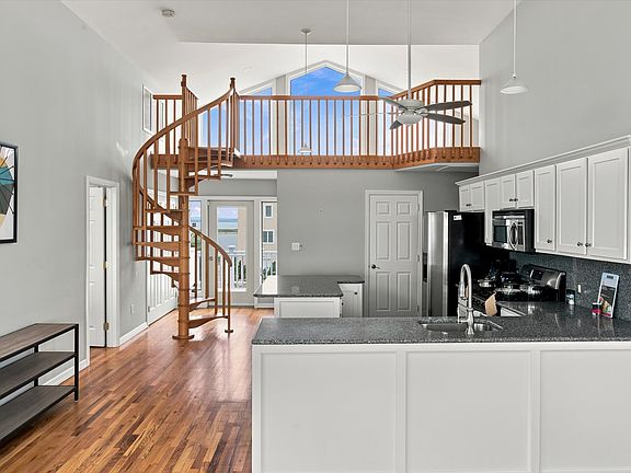 4th image of 717 Dune Rd