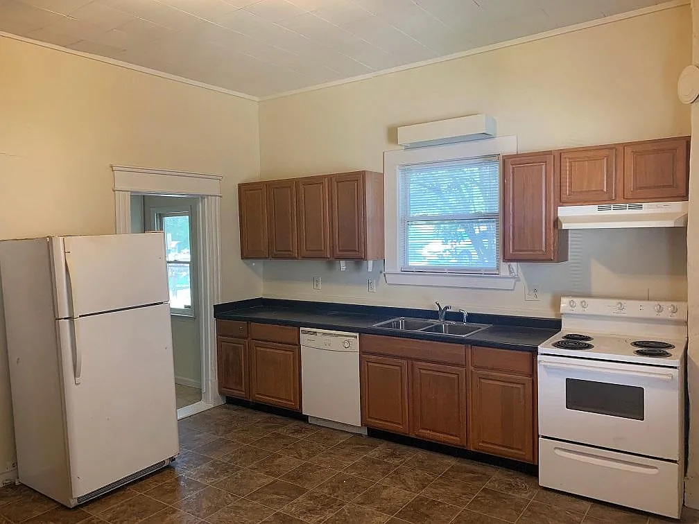 3 bed, 1.5 bath, $1,985 — Photo 3