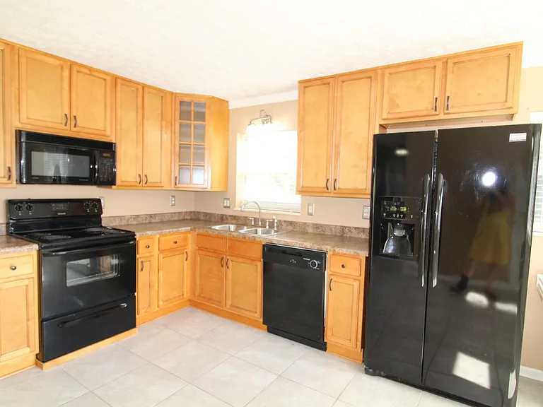 101 E Magnolia Ln — Photo 4