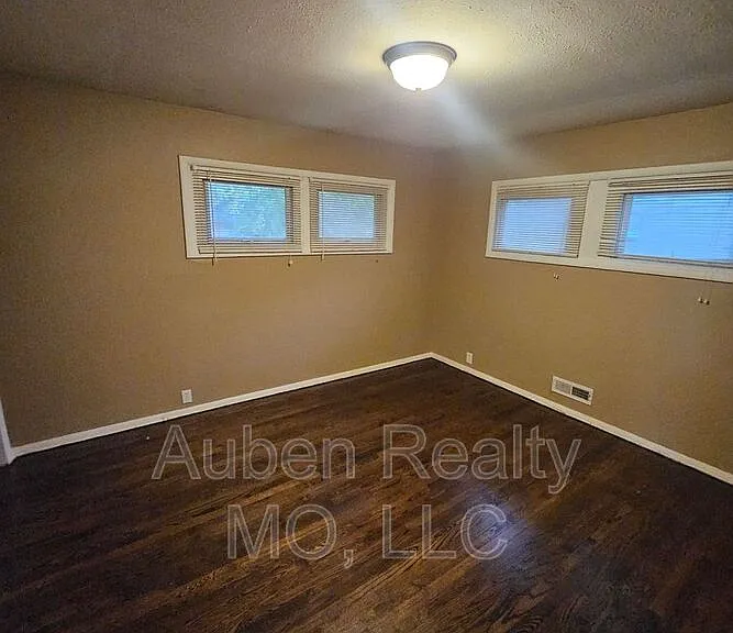 7400 E 109th St — Photo 5