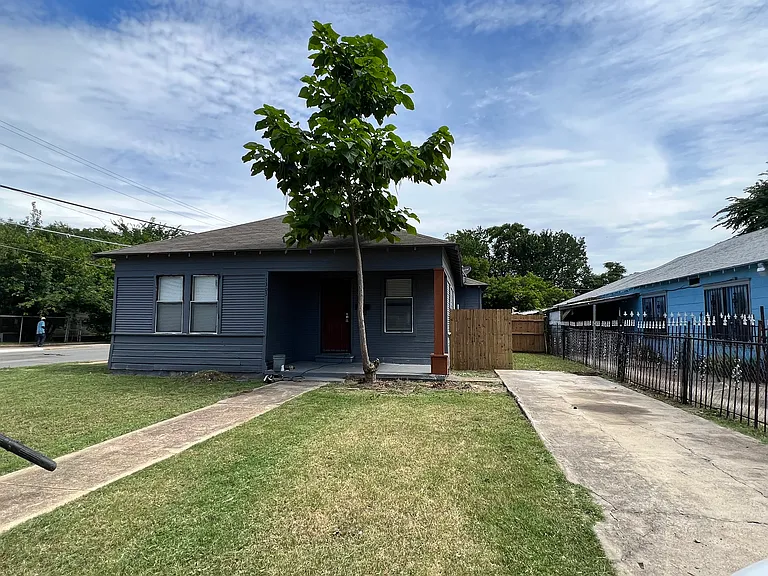 1303 Strickland St — Photo 2