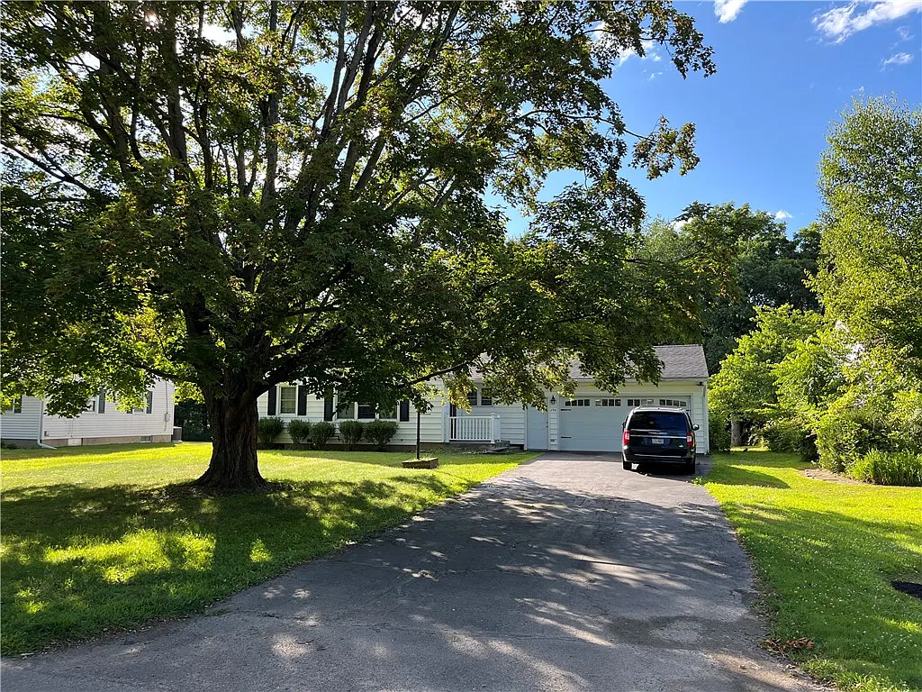 3 bed, 1.5 bath, 1204 sqft, $2,200 — Photo 3