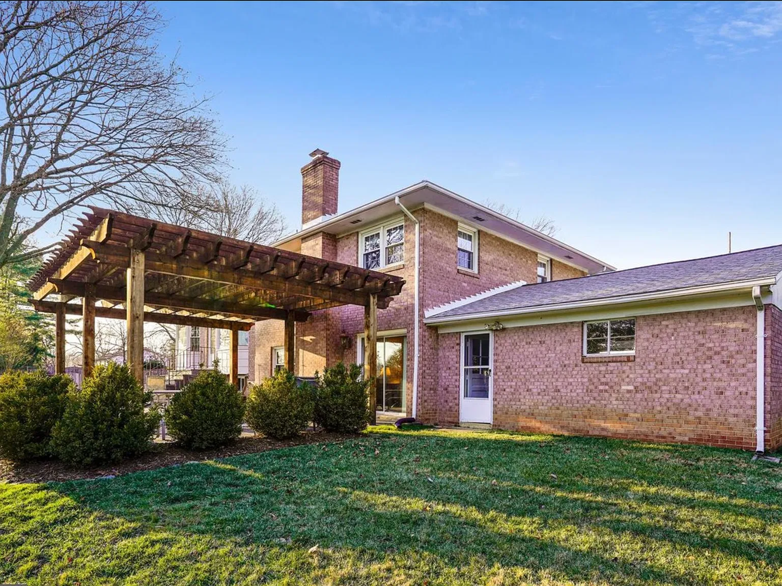 4 bed, 2872 sqft, $4,000 — Photo 2