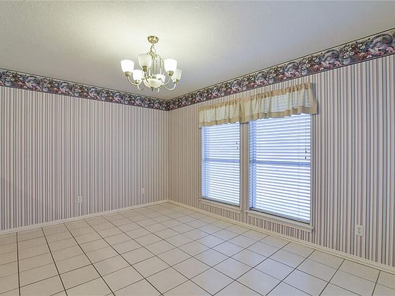 4th image of 100 Wood Oak Dr