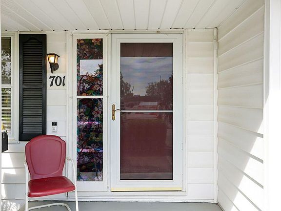 3rd image of 701 Oak Dr