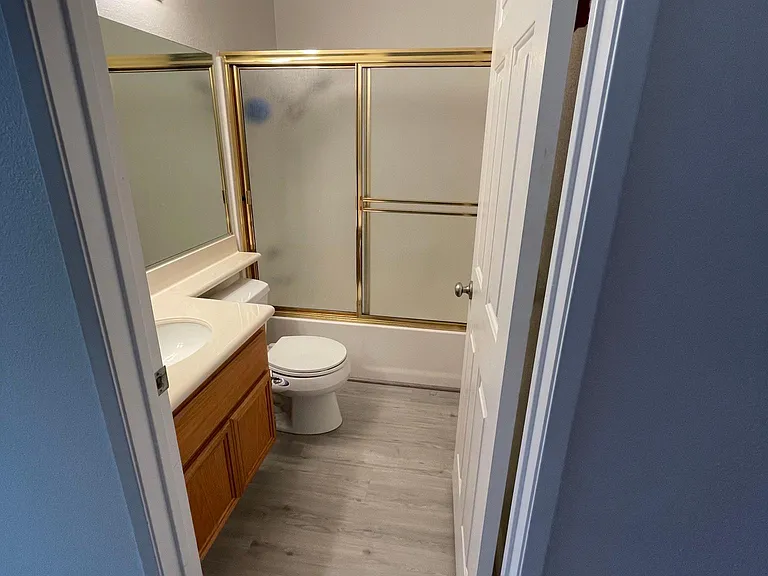 Guest bathroom/2nd bedroom bathroom